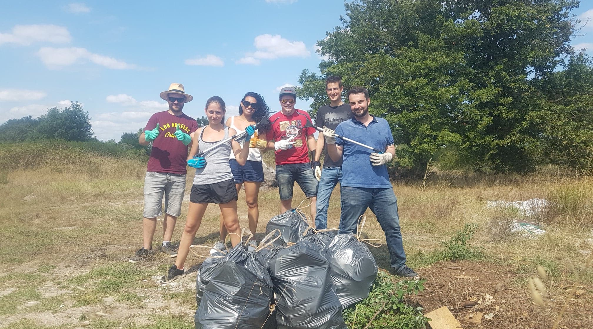 Photo de groupe lors d'une collecte de déchets