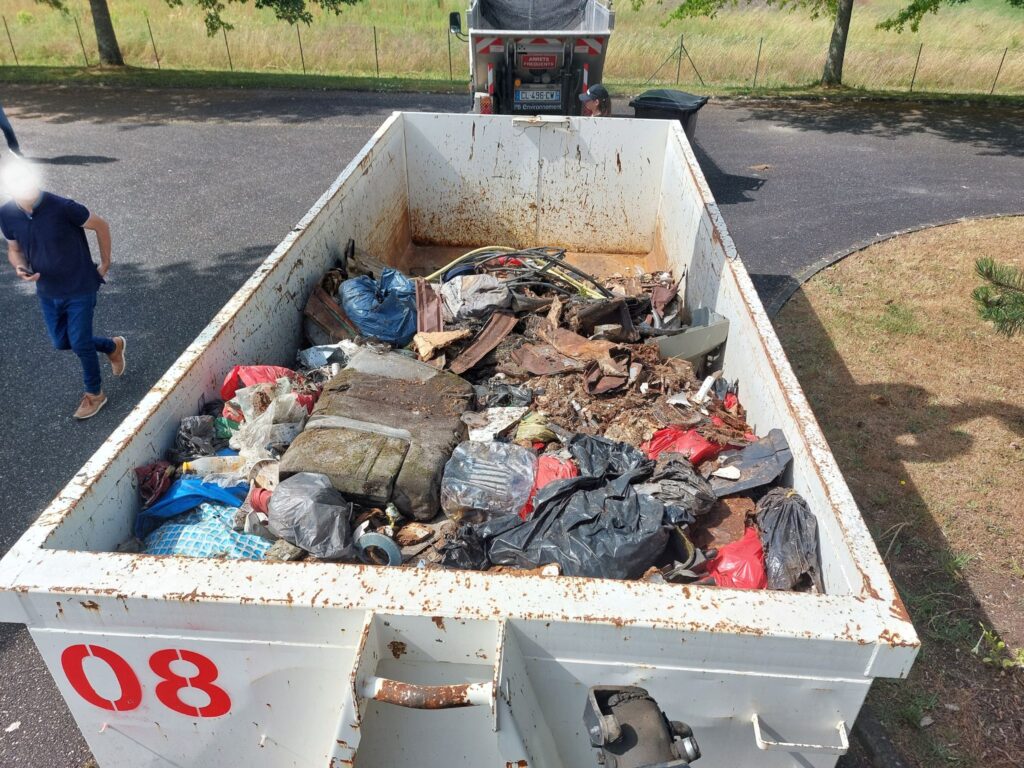 BENNE CONTENANT LES DÉCHETS RAMASSÉS